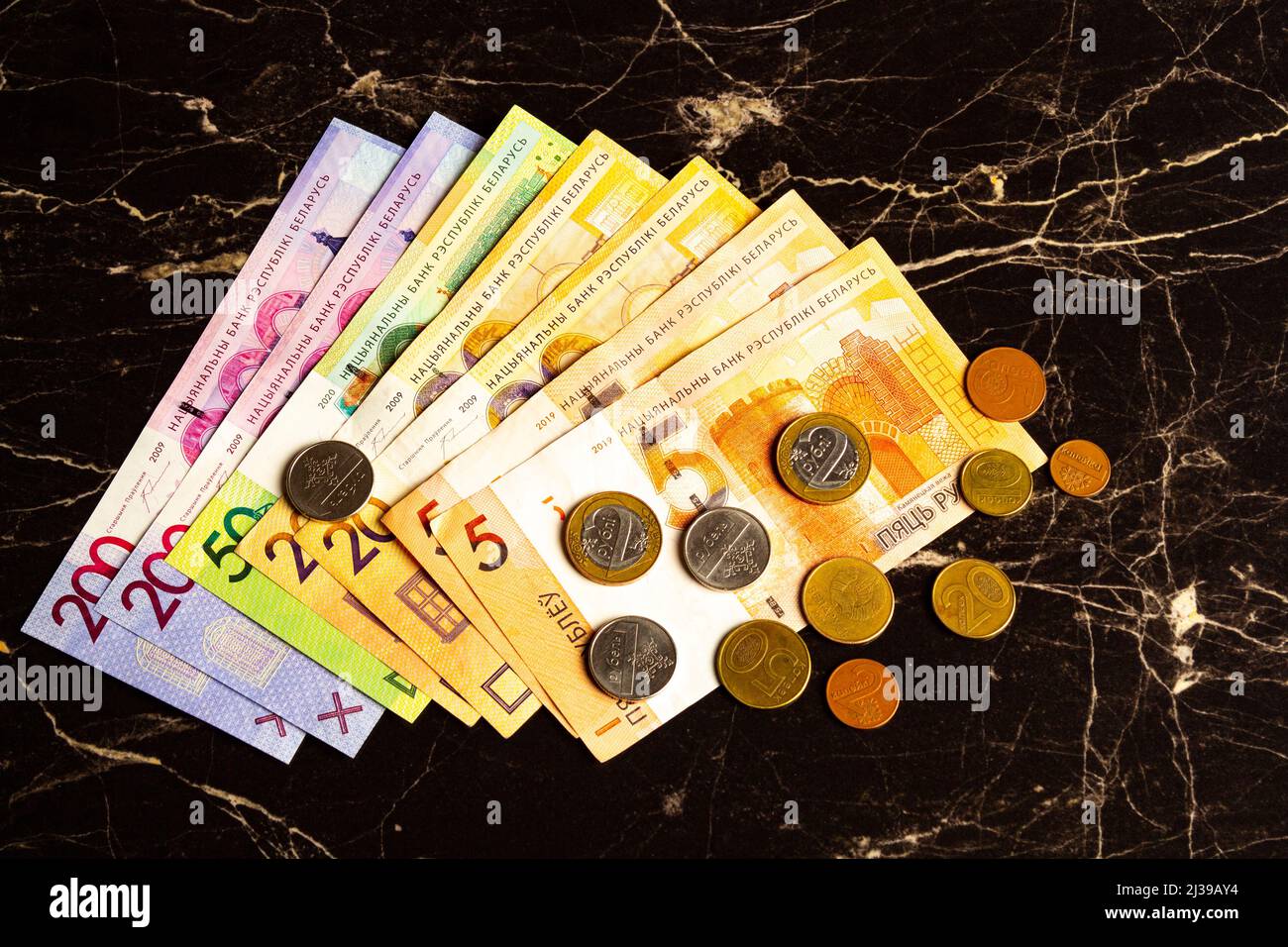 Nuovo cartario della banca bielorussa e monete di diversa dignità e minerarie Foto Stock