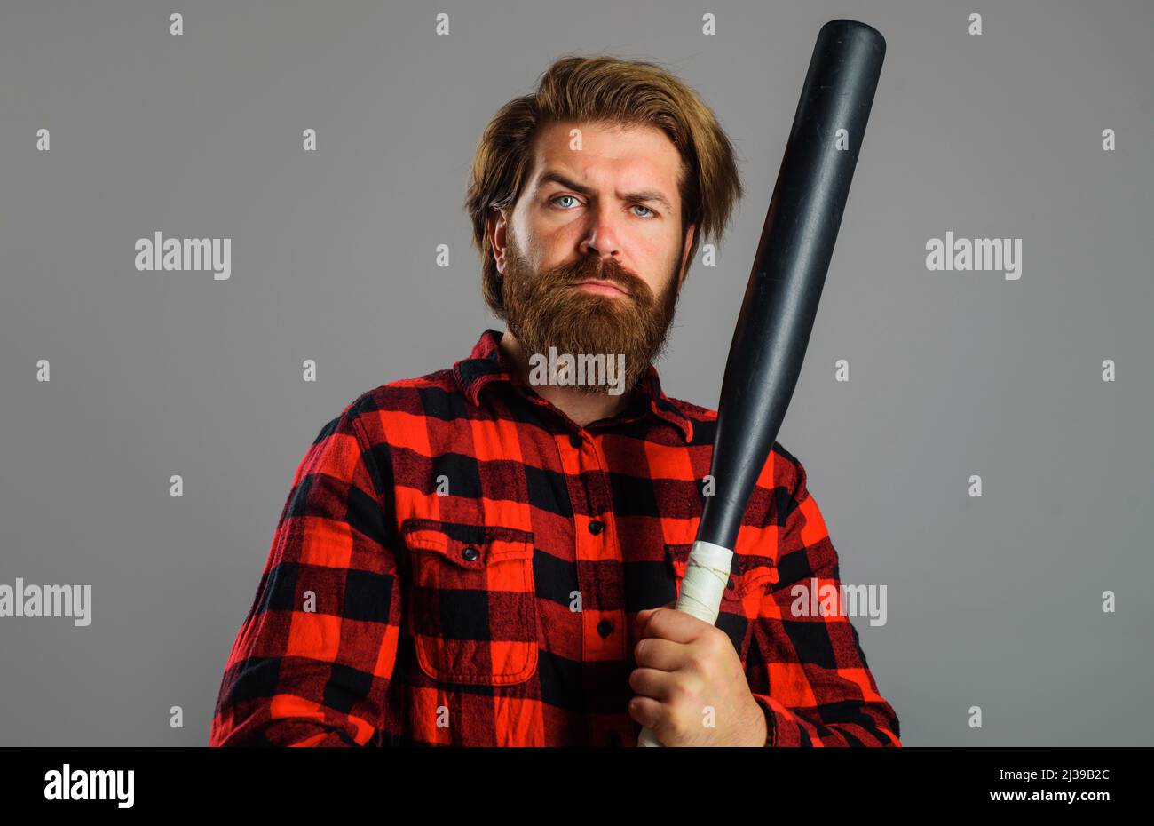 Uomo portico in camicia a quadri con mazza da baseball. Giocatore professionista di baseball. Gioco di sport. Foto Stock