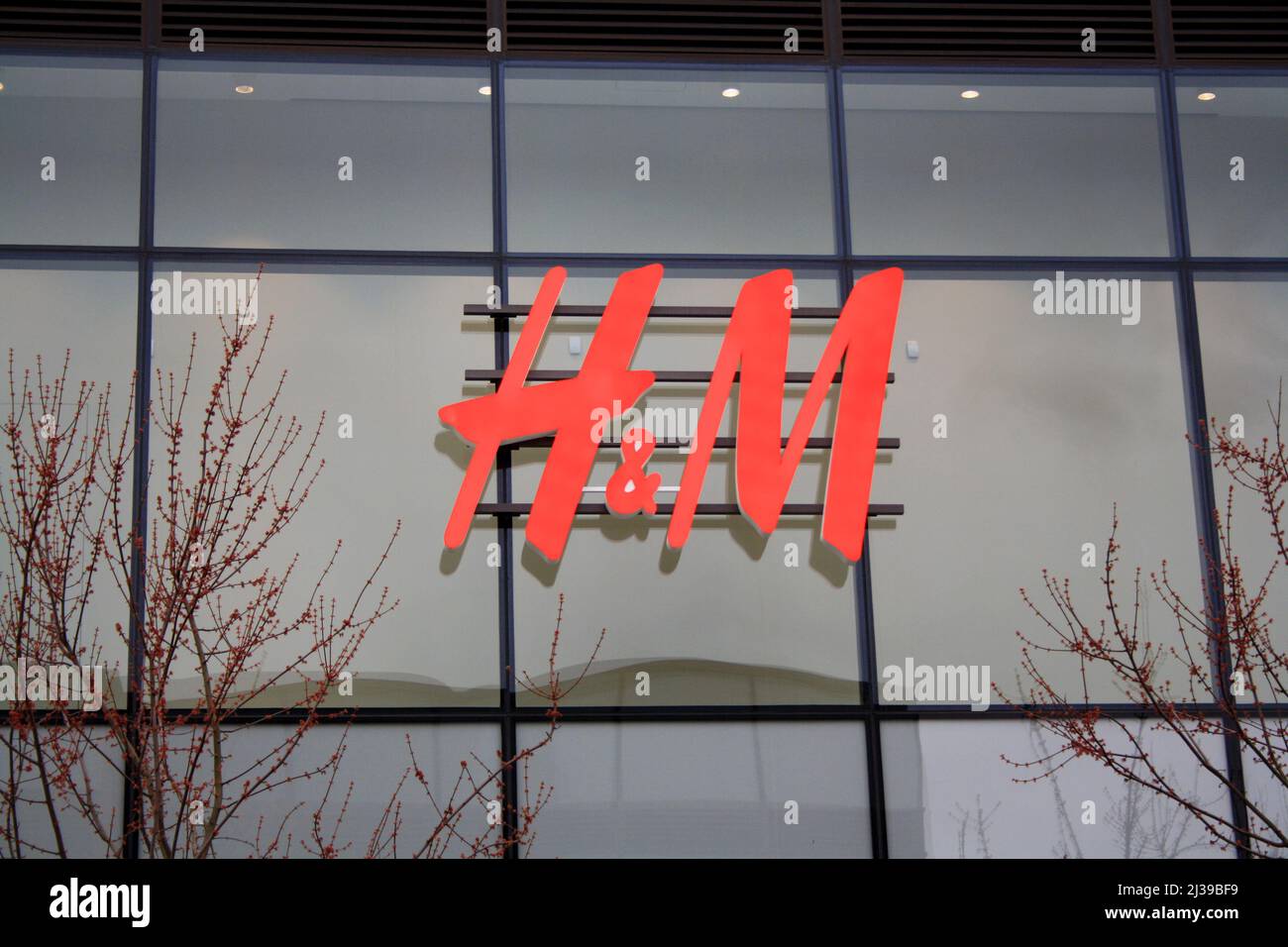 La segnaletica H e M al Brentwood Mall di Burnaby, Canada Foto Stock