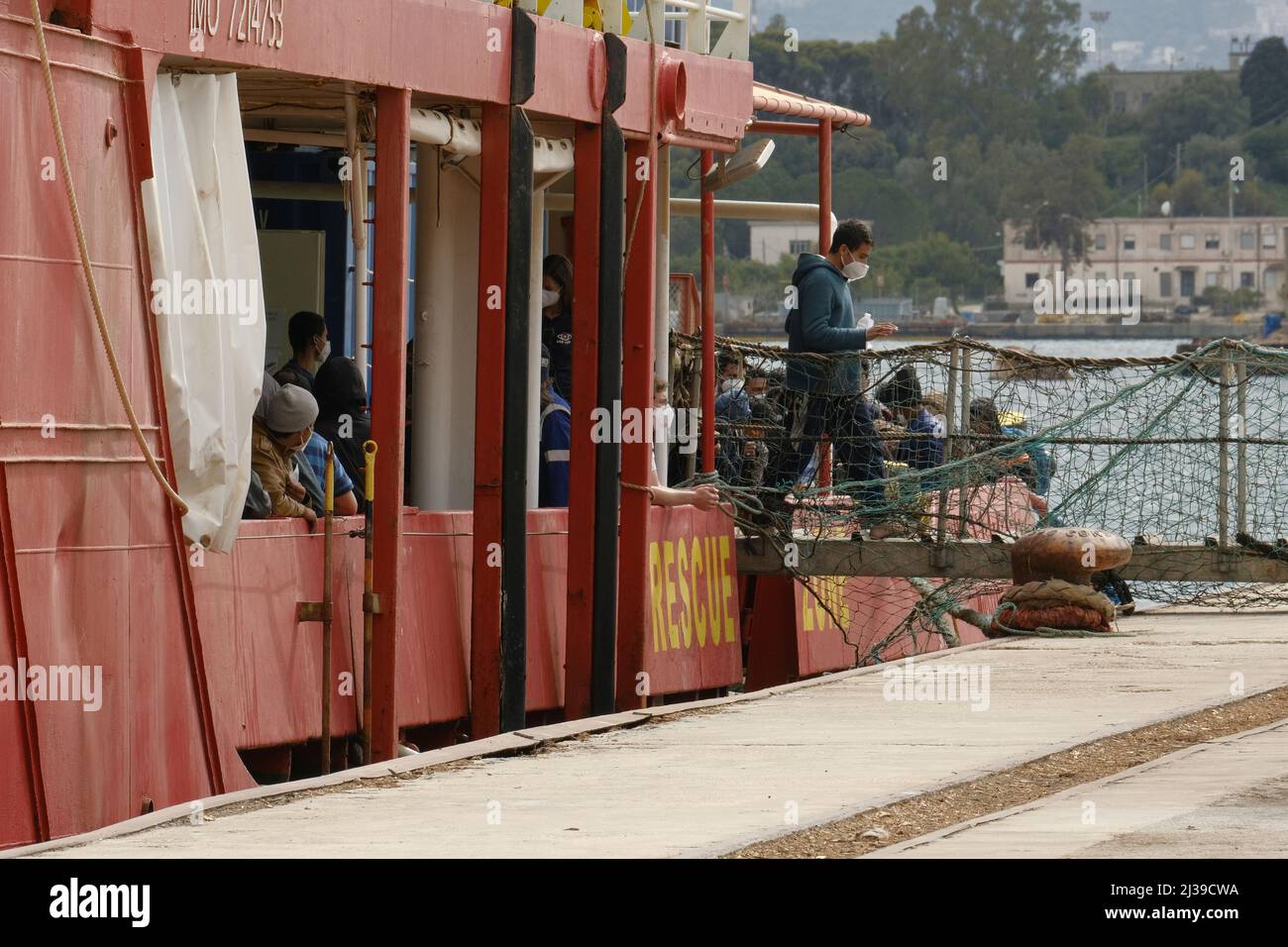 Augusta, Sicilia, Italia 6 Aprile 2022. La nave tedesca delle ONG Sea-Eye 4 è ormeggiata nel porto di Augusta con 106 migranti salvati nel mediterrain centrale. Tra i migranti salvati, provenienti da Egitto, Nigeria, Sudan, Sud Sudan e Siria, ci sono anche 22 bambini. Foto Stock