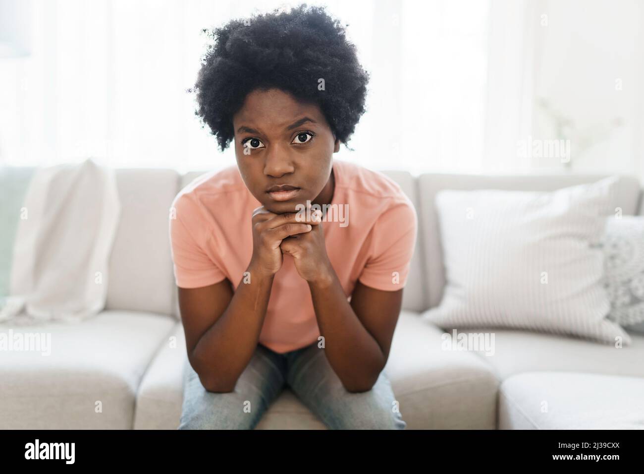 Giovane donna in stress sul soggiorno Foto Stock