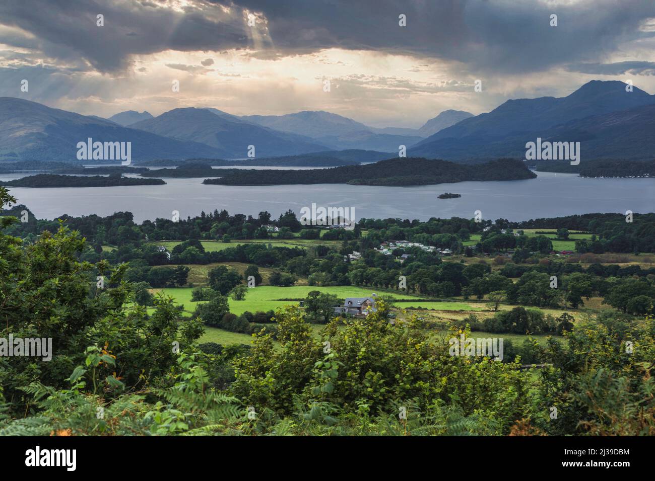 Loch Lomond Panorama con uno sfondo di Luss Hills, Arrochar Hills e ben Lomond, visto da Duncryne Hill, Gartocharn, The Dumpling, Scozia Foto Stock