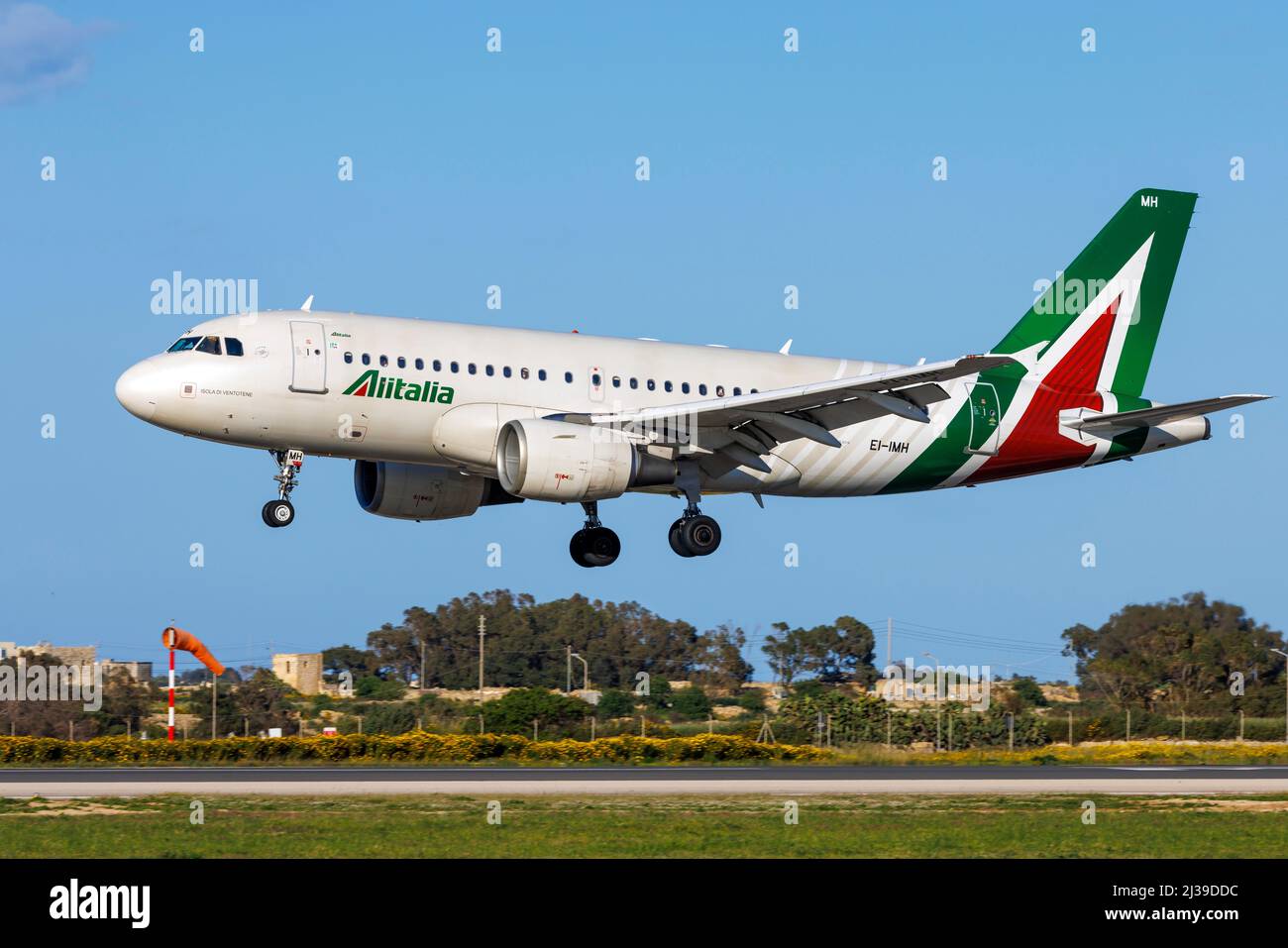 Alitalia Airbus A319-112 (REG: Ei-IMH) che effettua il primo volo di linea dopo essere stato trasferito a ITA Airways. Foto Stock