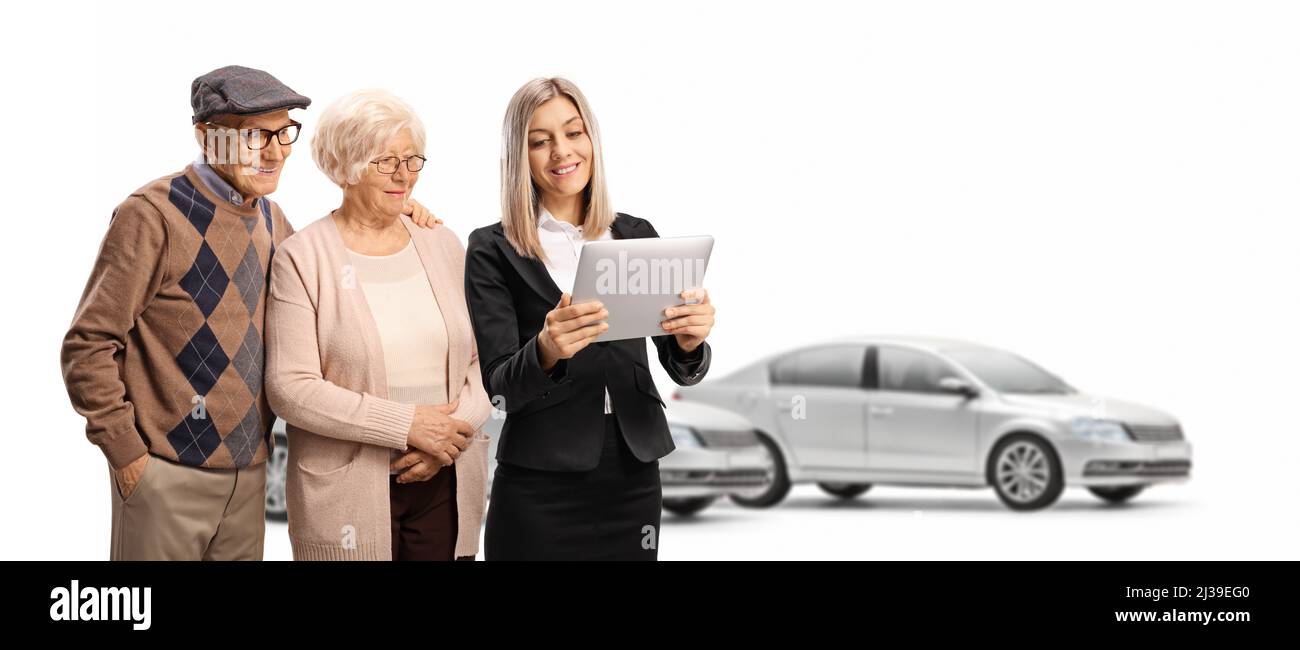 Donna di vendita con un tablet digitale che vende auto a una coppia anziana isolata su sfondo bianco Foto Stock