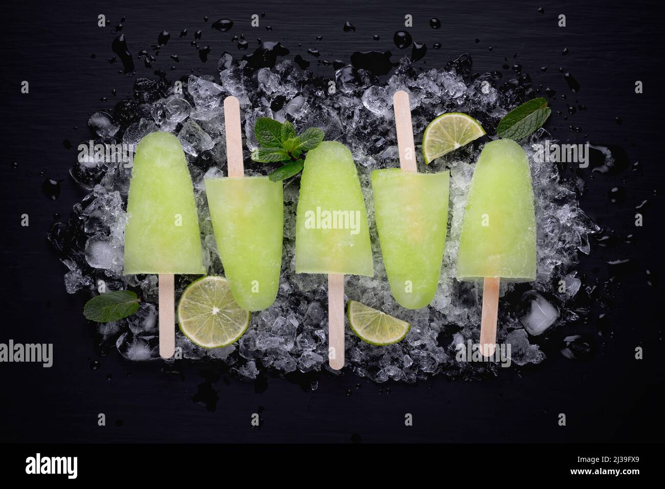 Popsicles fatti in casa con succo di lime e menta, ghiaccio di frutta mojito Foto Stock