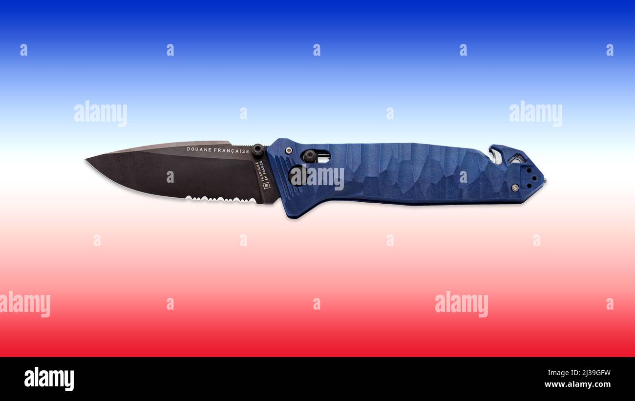 Coltello ufficiale francese isolato su uno sfondo con i colori della bandiera francese. Foto Stock