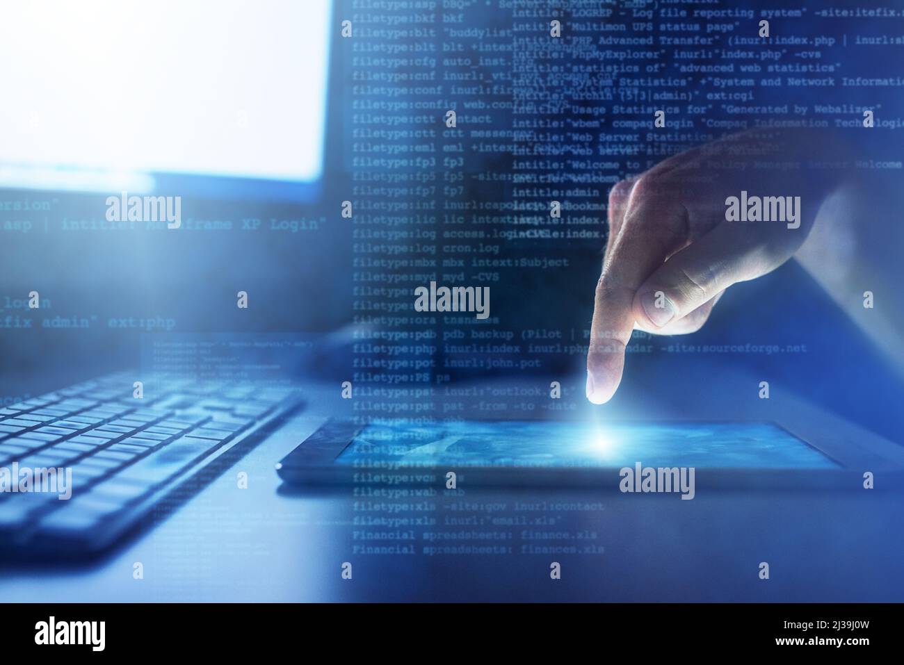 Informazioni con il semplice tocco di un pulsante. Scatto ritagliato di un programmatore maschio irriconoscibile al lavoro. Foto Stock