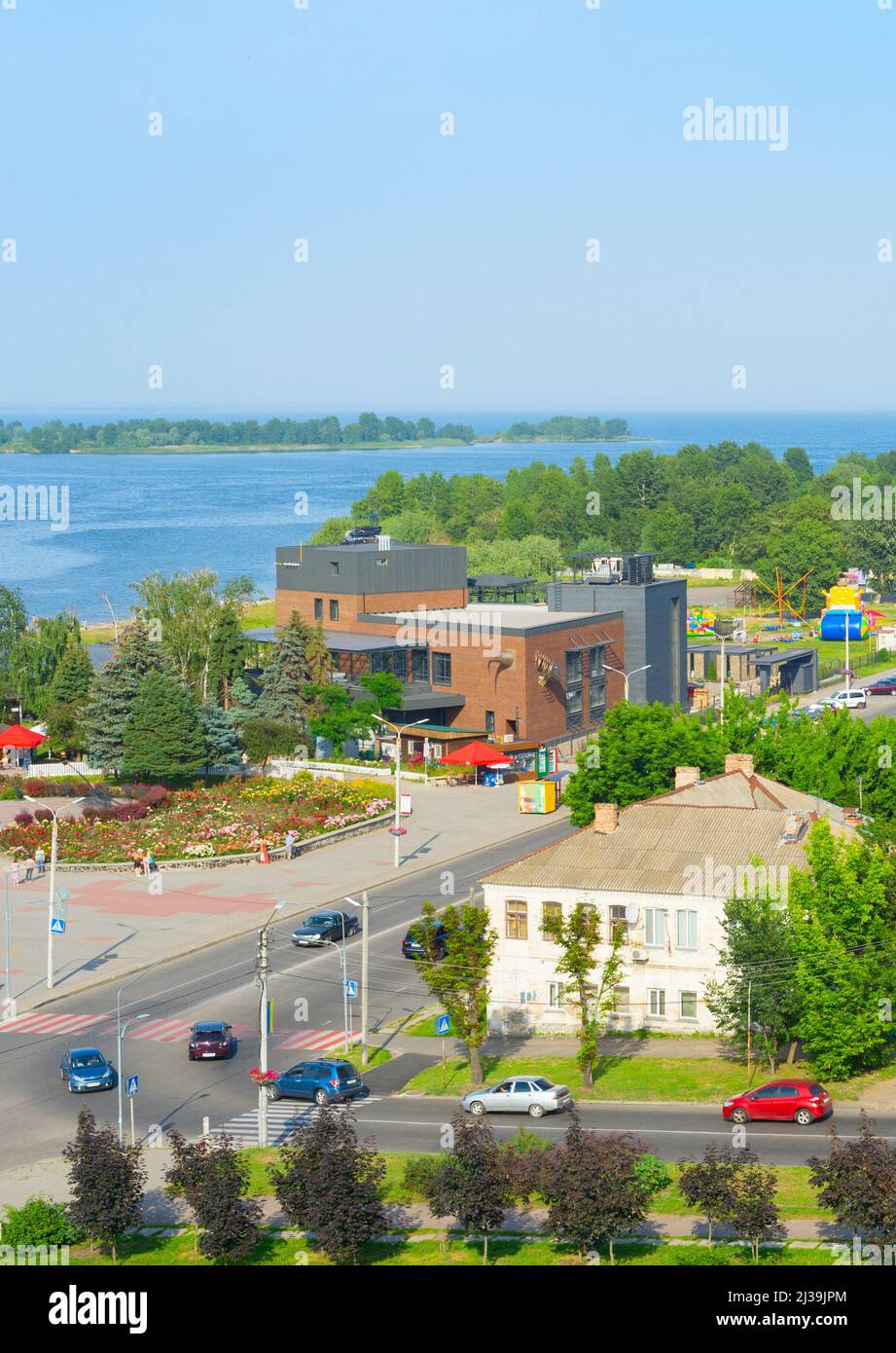 Vista aerea del fiume Dnipro, auto su una strada e moderni edifici di appartamenti. Cherkasy, Ucraina Foto Stock