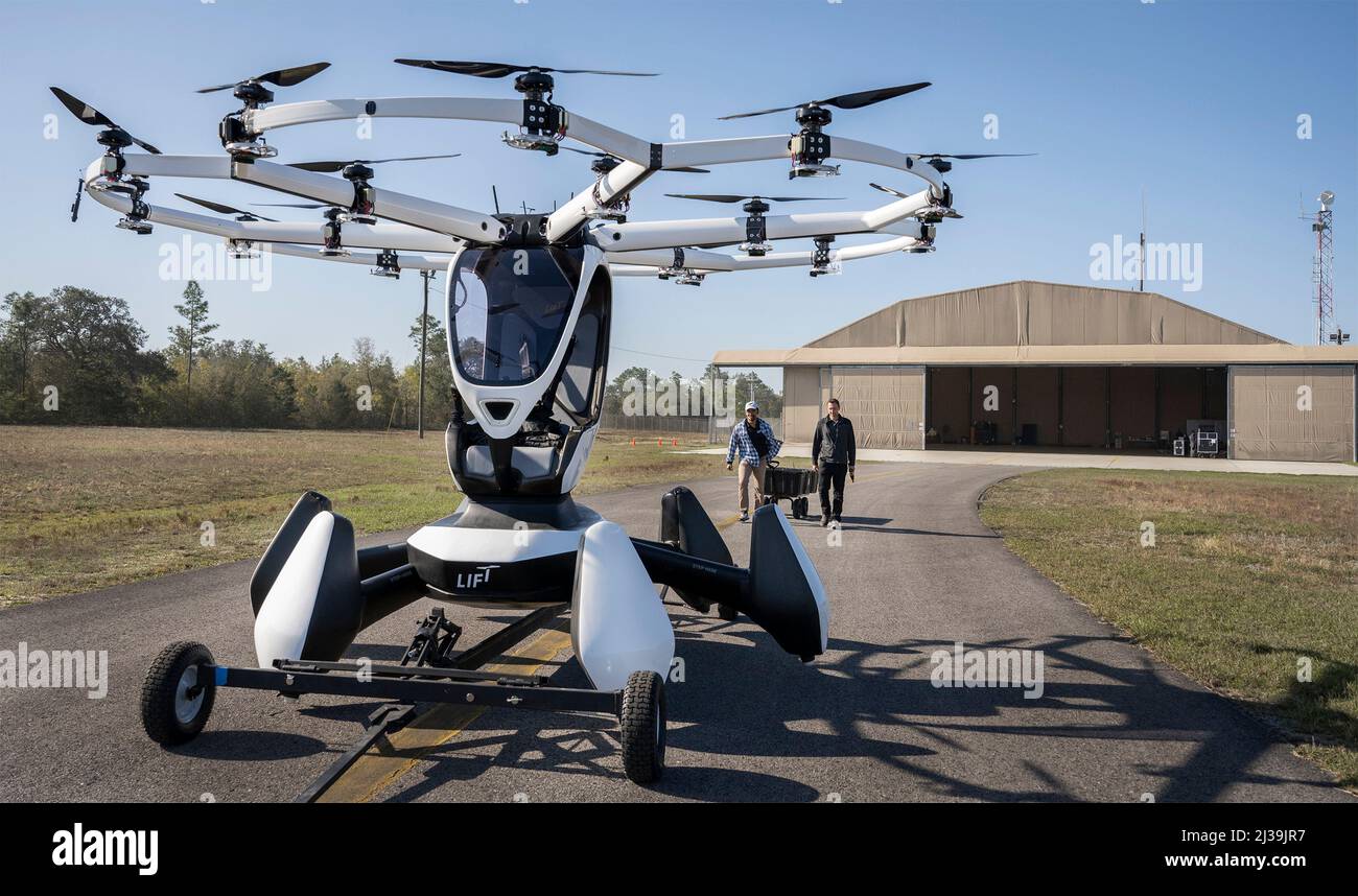 Elgin AFB, Stati Uniti d'America. 04 aprile 2022. A US Air Force Lift Hexa, aereo elettrico, verticale di decollo e atterraggio, prima del primo test di volo senza equipaggio tramite telecomando alla base dell'aeronautica di Elgin, 4 aprile 2022 a Elgin AFB, Florida. L'aeromobile, che utilizzava 18 motori ed eliche, volò per circa 10 minuti e raggiunse un'altezza di circa 50 piedi. Credit: Samuel King Jr./US Air Force Photo/Alamy Live News Foto Stock