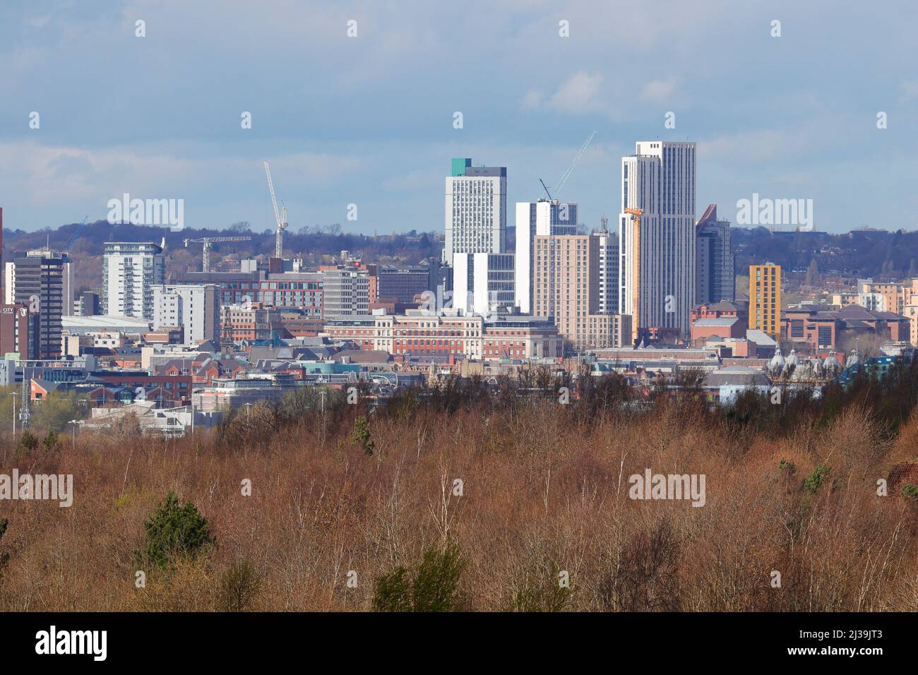 Una vista del centro di Leeds con gli edifici del quartiere Arena che dominano lo skyline Foto Stock