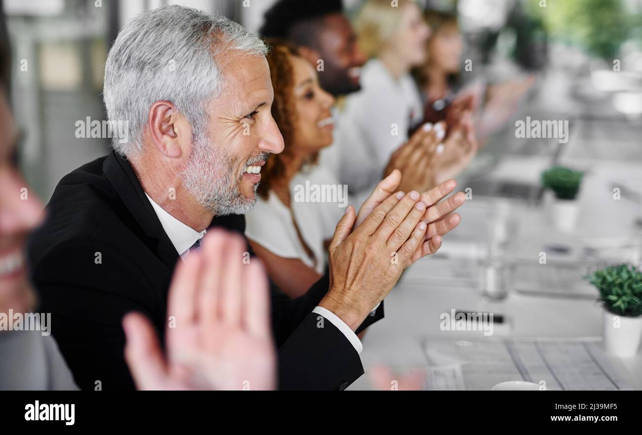Quella riunione è andata bene. Scatto ritagliato di un gruppo di uomini d'affari applaudendo una presentazione di affari. Foto Stock