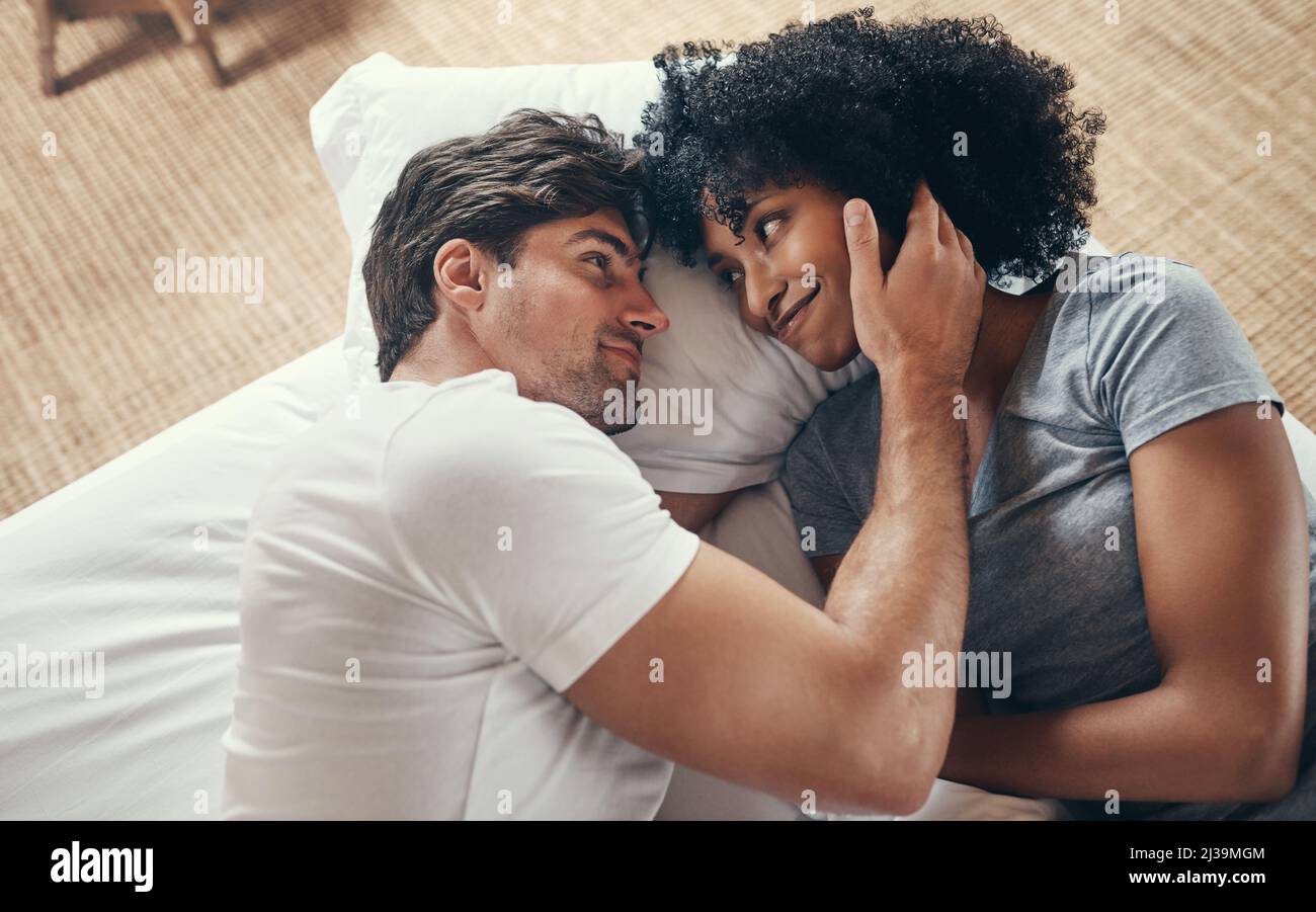 Crescere sempre più vicino ogni giorno. Shot di una giovane coppia affettuosa che passa un po 'di tempo di qualità insieme nella loro camera da letto a casa. Foto Stock