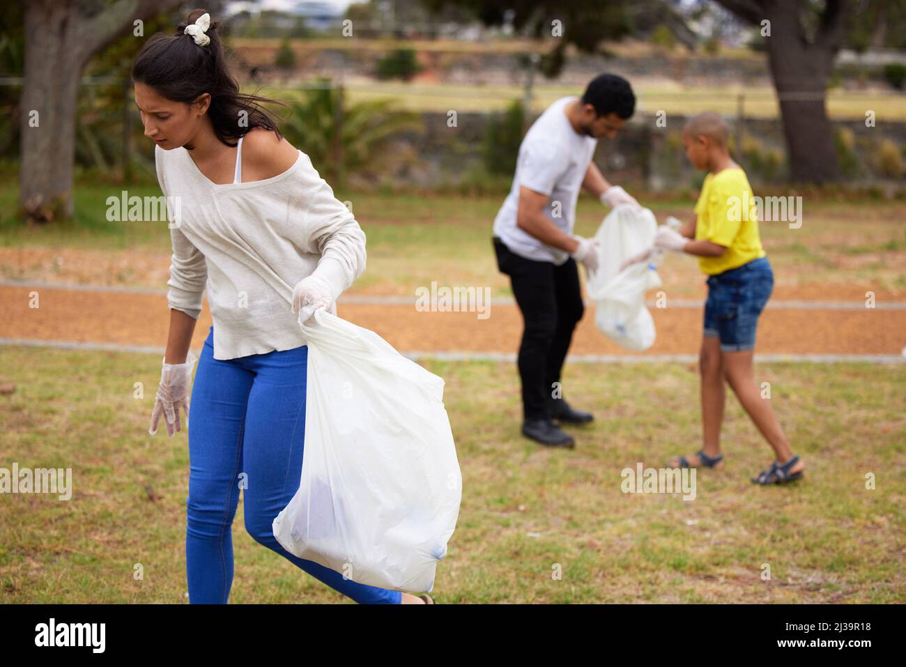 Con grande potere viene grande responsabilità. Sparato di un gruppo di persone che raccolgono rifiuti in un parco. Foto Stock