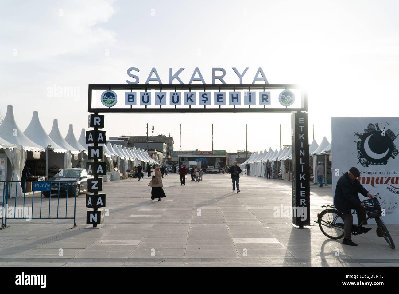 Adapazari, Sakarya, Turchia - 7 aprile 2022: Ramadan eventi in Adapazari, Sakarya, Turchia. Fiera Ramadan nel centro della città Foto Stock