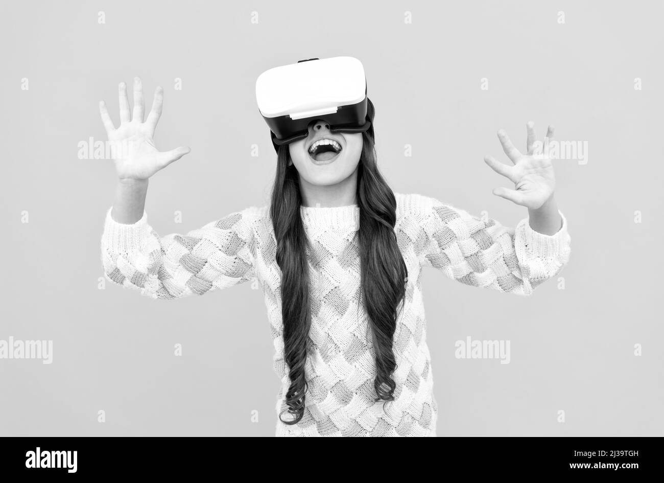 happy teen girl indossa occhiali vr utilizzando la tecnologia del futuro per l'istruzione nella realtà virtuale, l'innovazione Foto Stock