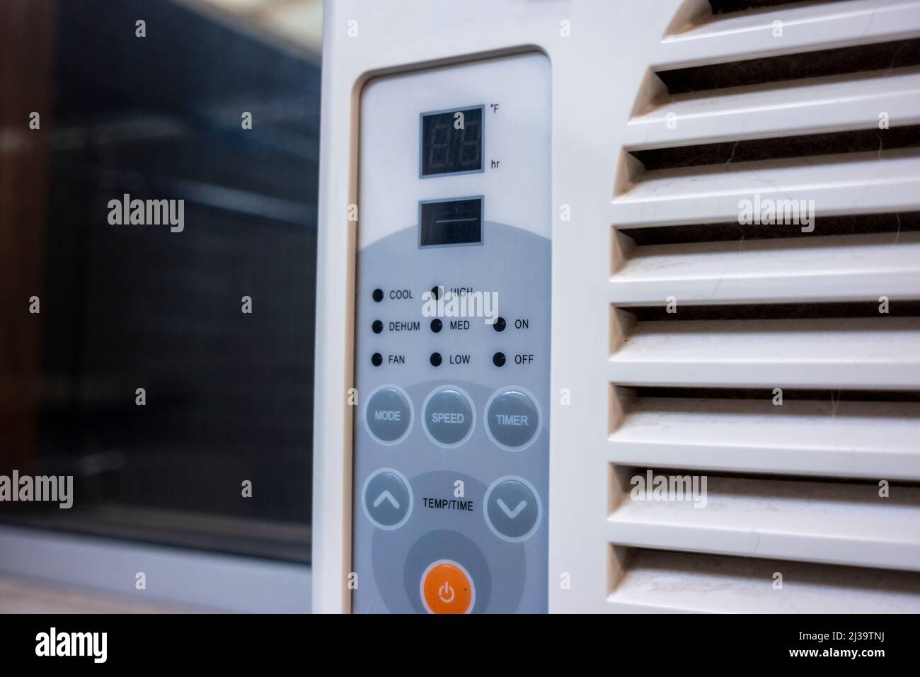 Messa a fuoco macro selettiva su un pannello di controllo di un impianto di climatizzazione Foto Stock