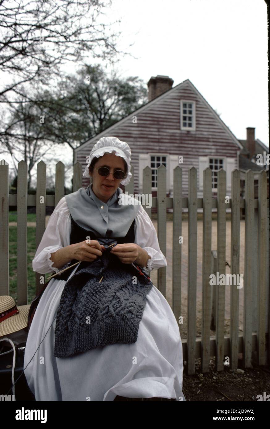 Williamsburg, Virginia. USA 9/1987. Il museo vivente americano, risalente al 18th secolo e di 301 acri, dedicato ai giovani e agli anziani. I Docenti offrono ai visitatori la storia verbale storica delle case d'epoca/replica della Virginia coloniale del 18th secolo, negozi, artigianato, Inns, taverne, E la vita quotidiana dell'America coloniale. Foto Stock