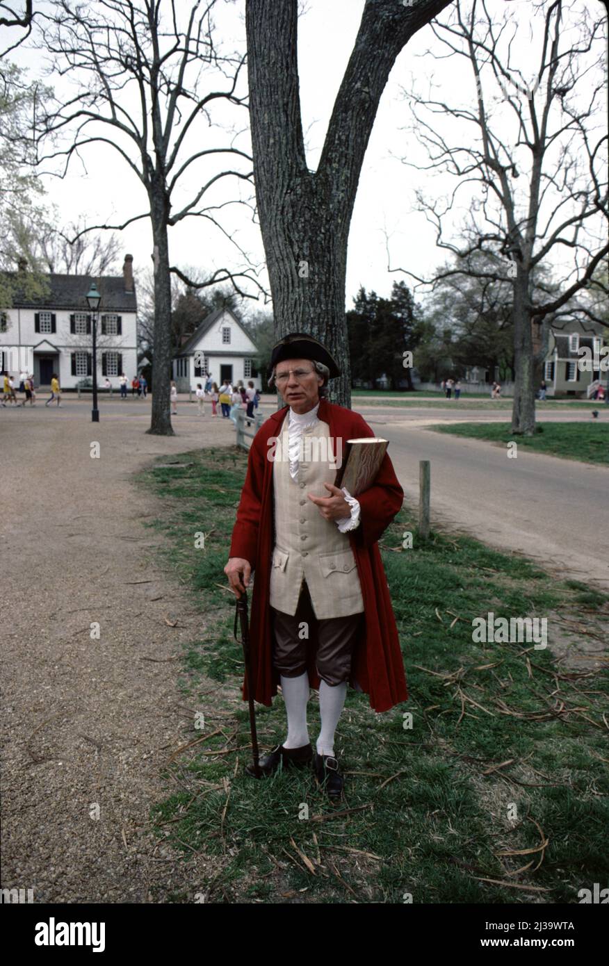 Williamsburg, Virginia. USA 9/1987. Il museo vivente americano, risalente al 18th secolo e di 301 acri, dedicato ai giovani e agli anziani. I Docenti offrono ai visitatori la storia verbale storica delle case d'epoca/replica della Virginia coloniale del 18th secolo, negozi, artigianato, Inns, taverne, E la vita quotidiana dell'America coloniale. Foto Stock