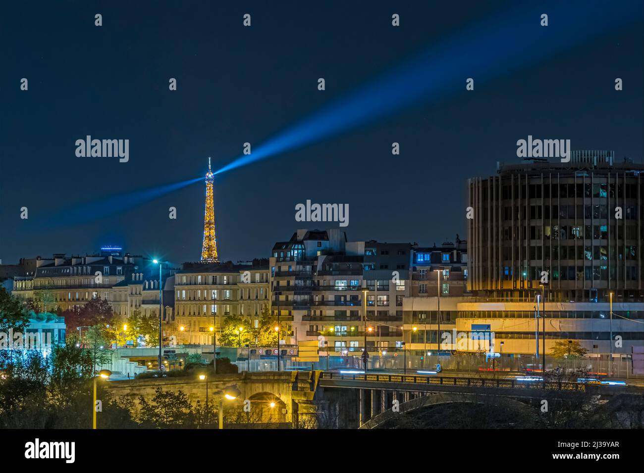 Paris Suburbs di notte con la Torre Eiffel strada traffico edifici stile di vita Foto Stock