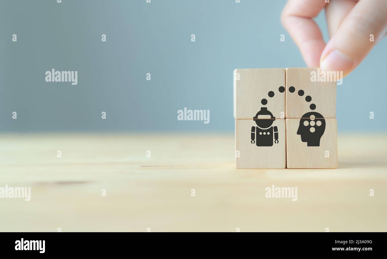 Intelligenza artificiale e concetto di apprendimento automatico. Illustrazione su cubi di legno con l'insegnamento dell'intelligenza cerebrale umana alle macchine attraverso la macchina Foto Stock