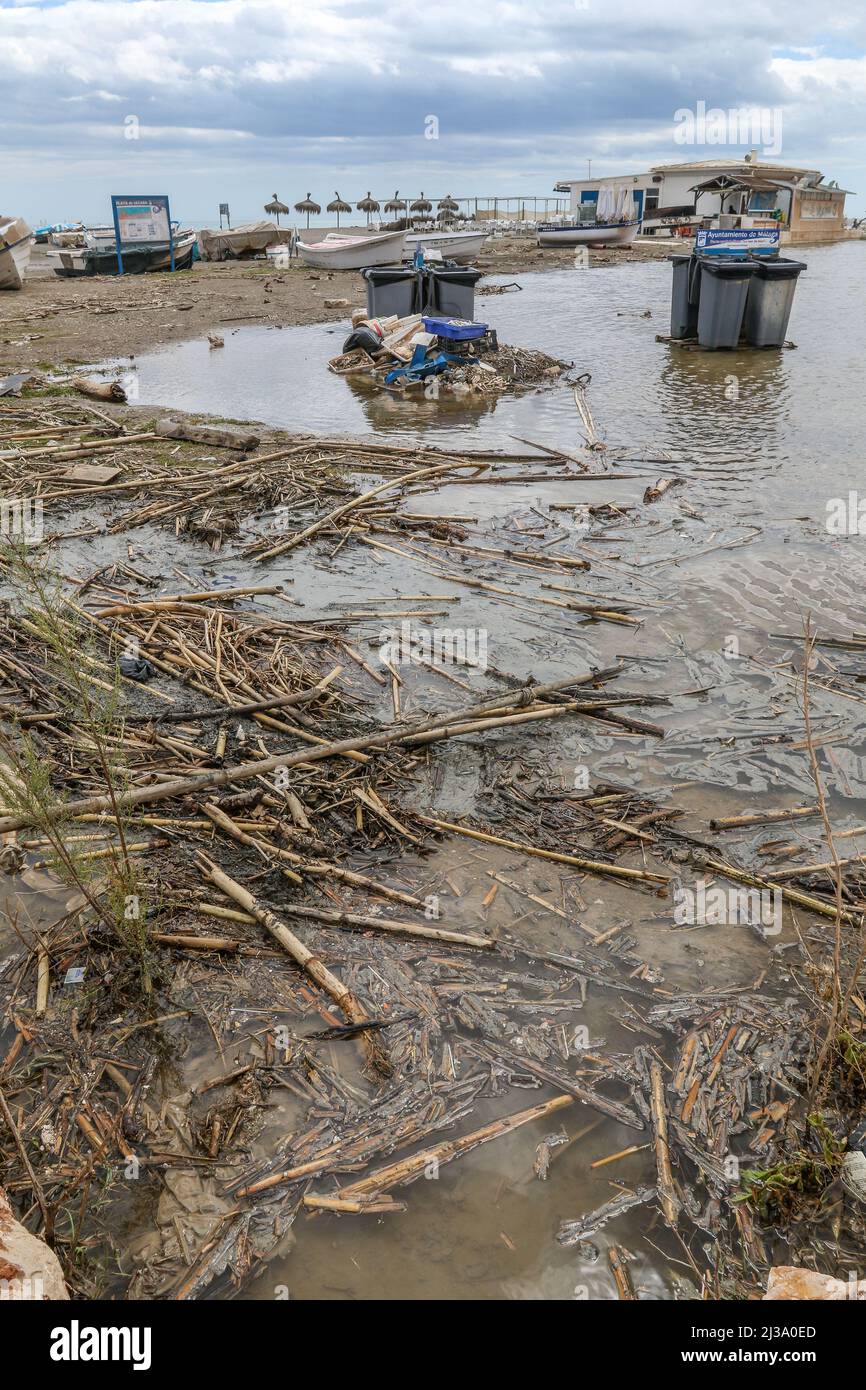 Aprile 6, 2022: 6 Aprile 2022 (Malaga) la tempesta provoca danni sulle spiagge della Costa del Sol di Malaga (Credit Image: © Lorenzo Carnero/ZUMA Press Wire) Foto Stock