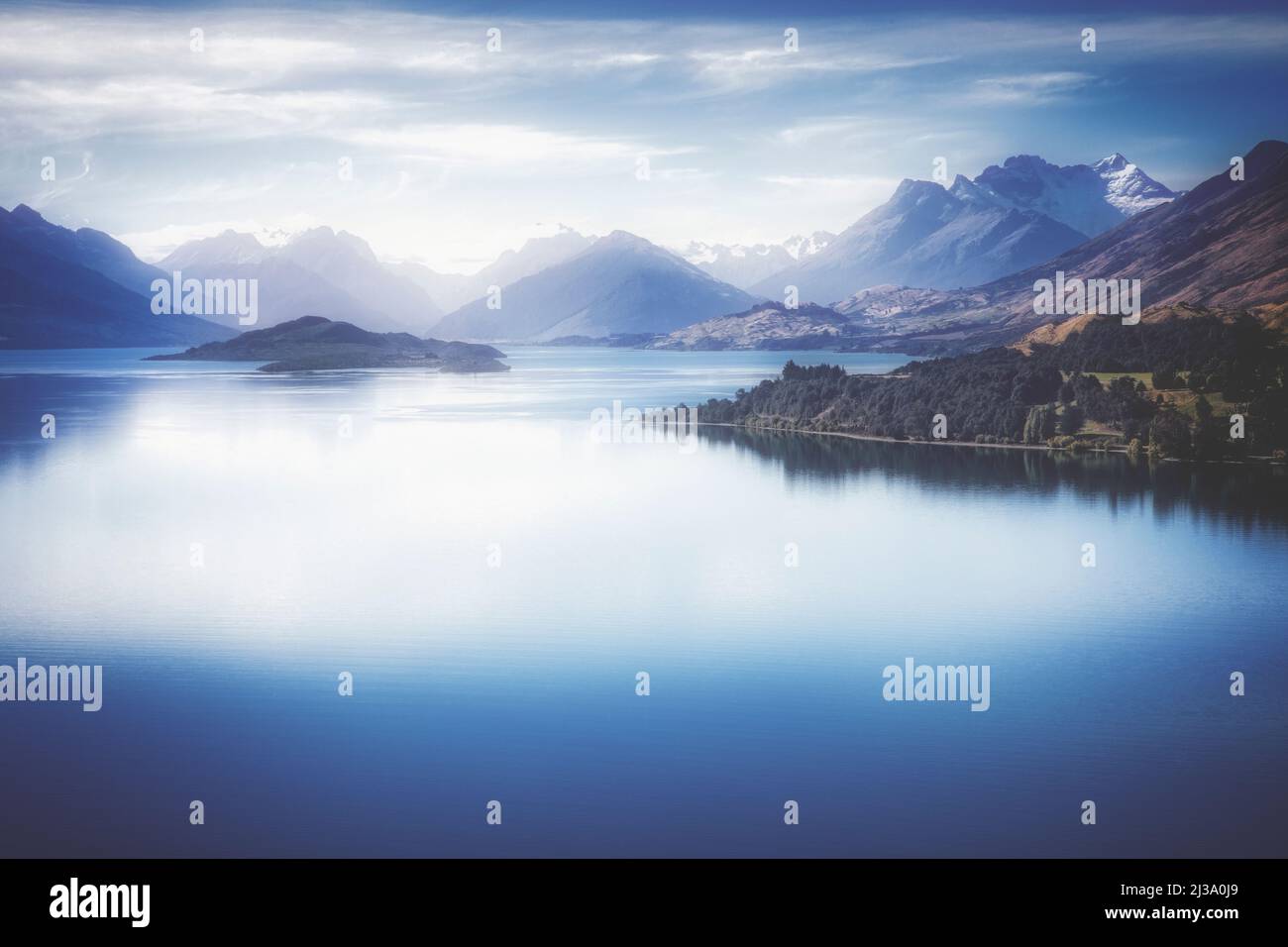 Il Lago Wakatipu raggiunge il Monte Aspiring National Park sulla South Island, Nuova Zelanda. Foto Stock