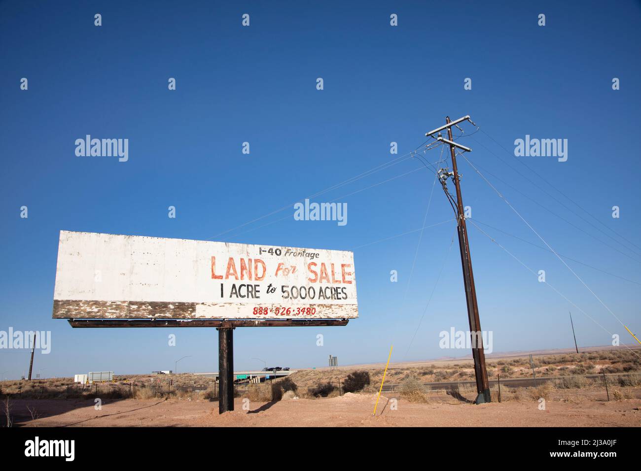 Una terra abbandonata in vendita segno nel deserto intorno a Holbrook, AZ. Foto Stock