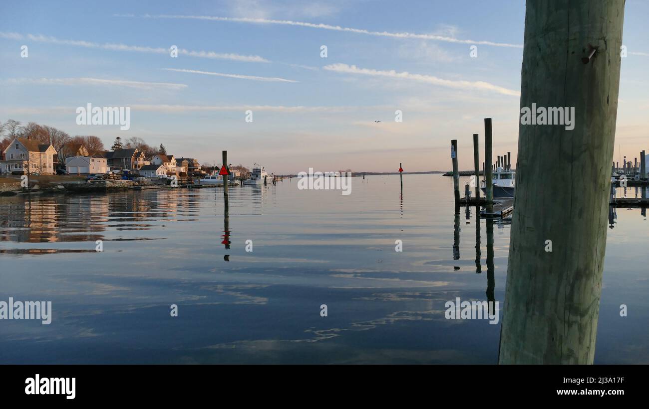 New England Shoreline. Vista del Fishers Island Sound da Noank, Connecticut. Foto Stock