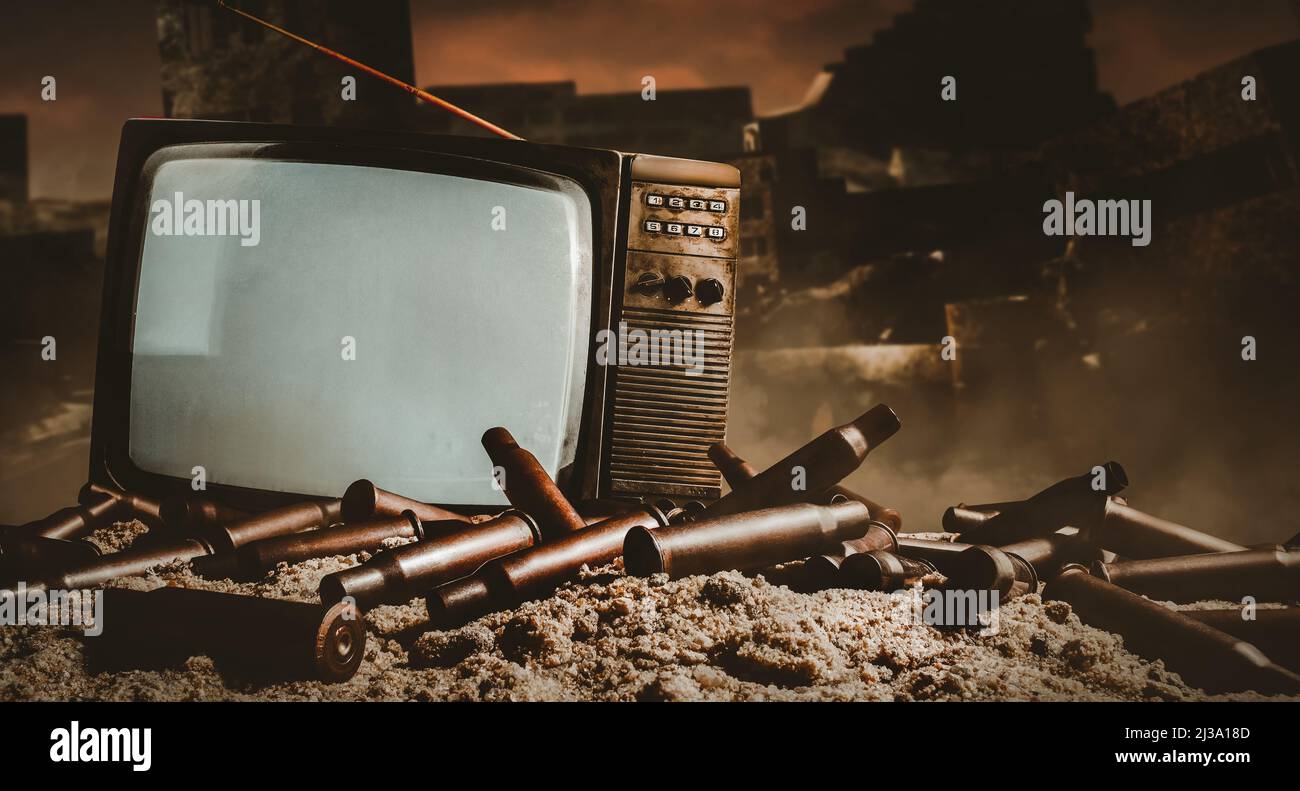 3d rappresentazione di illustrazione di vecchio stile tv set in piedi su collina di sabbia con proiettili su città distrutta battlefied o sfondo di guerra. Foto Stock