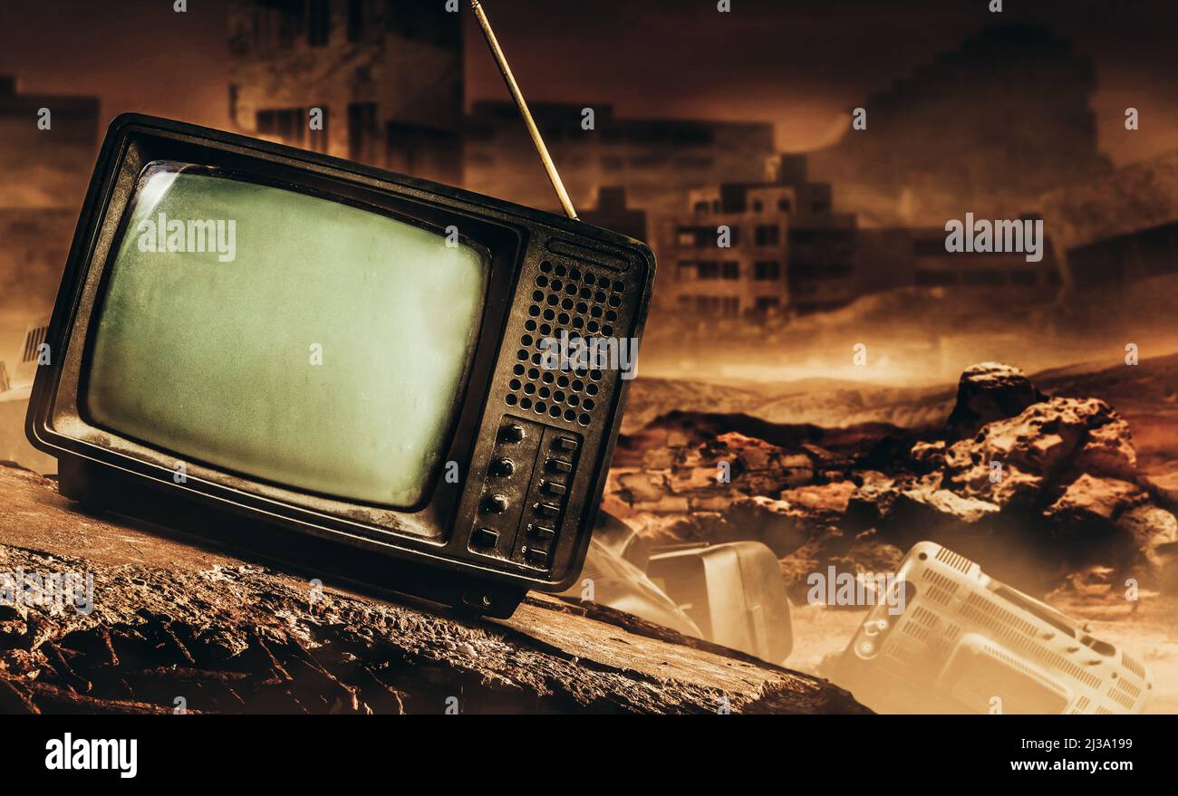 3d raffigurazione di tv in vecchio stile che si erge su roccia di cemento su un terreno desolato della città distrutta. Foto Stock
