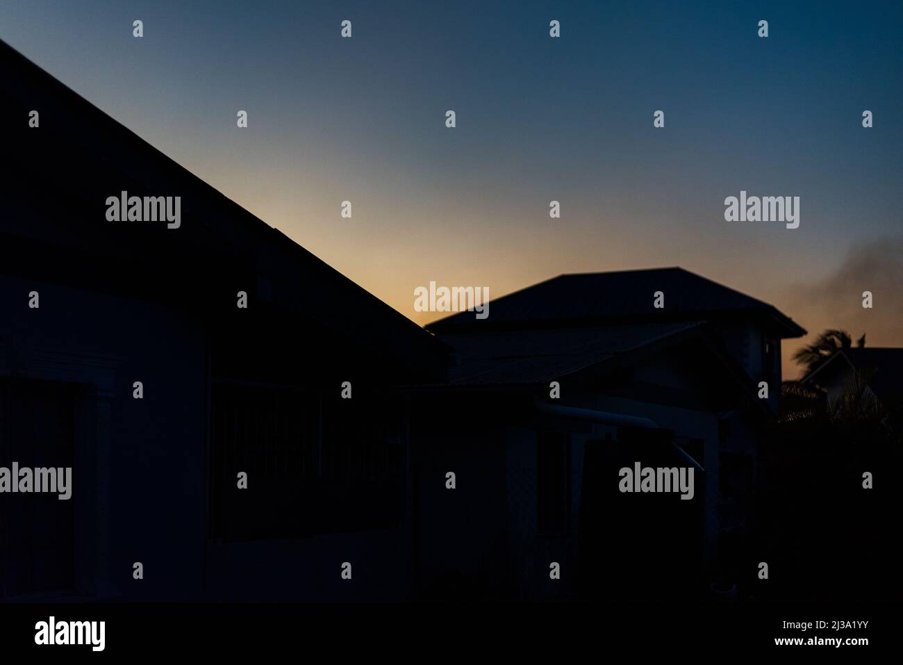 Tramonto dietro le case Foto Stock