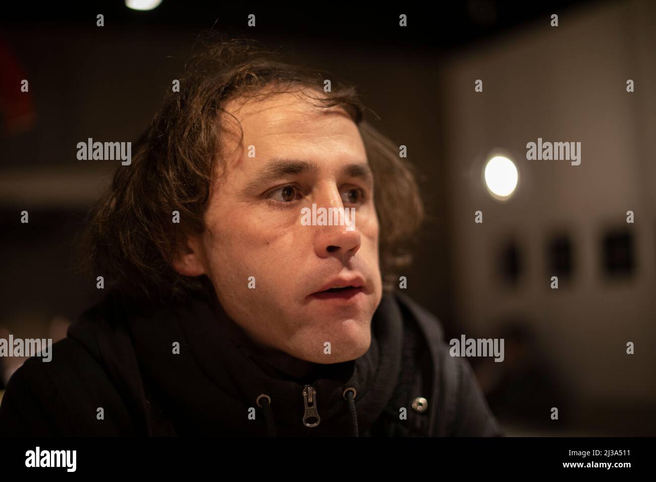 Uomo con cattivo controllo. Uomo con volto strano. Strofinare amico. Ragazzo con rughe. Immagine autentica del volto. Foto Stock