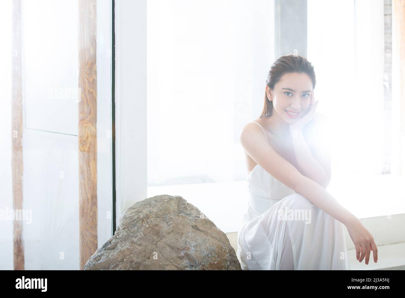 Bella giovane donna che fa cura della pelle in un ambiente di tappezzeria moderno - foto di scorta Foto Stock