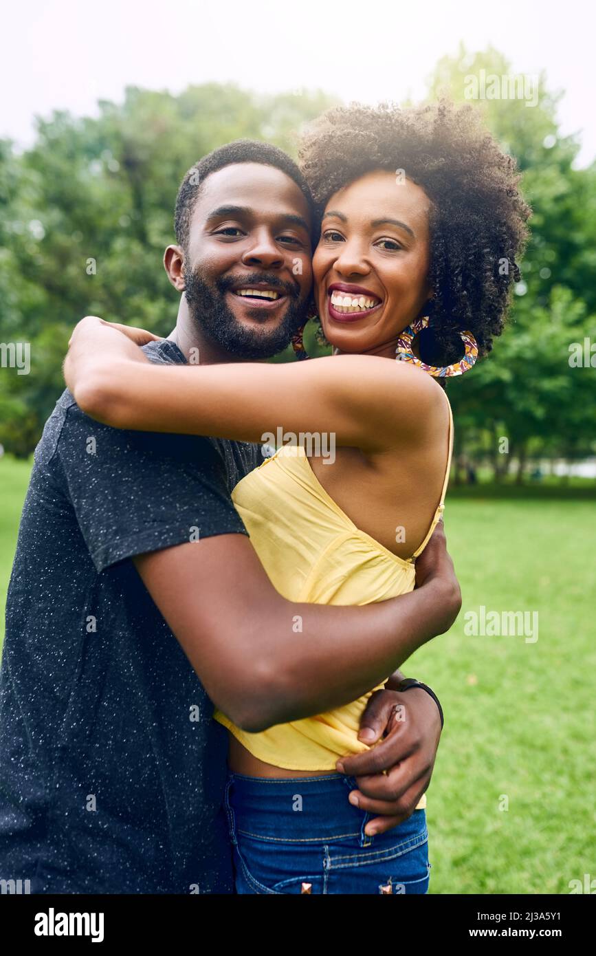 Quando trovi l'amore, tieni forte. Ritratto corto di una giovane coppia affettuosa che trascorre un po' di tempo insieme nel parco. Foto Stock