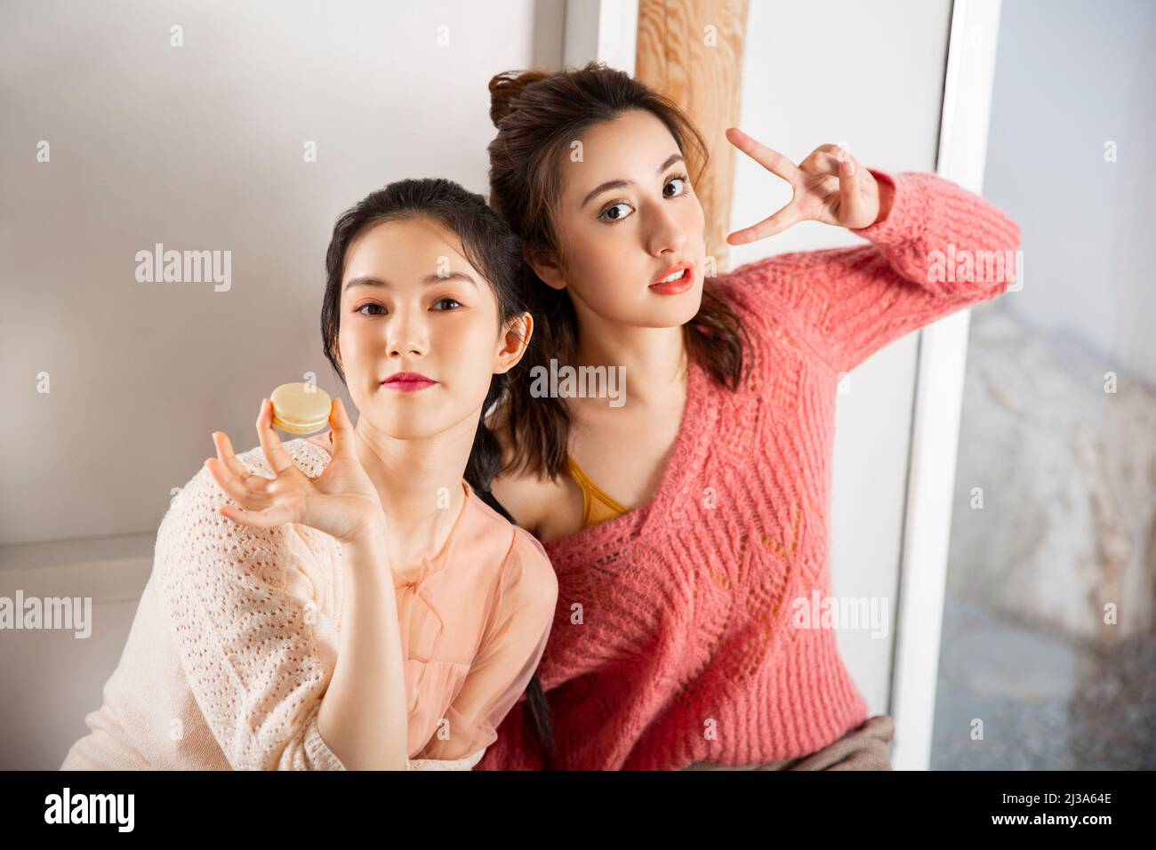 Giovani donne cinesi alla moda pronte a posare per una foto di gruppo all'ora del tè - foto di scorta Foto Stock