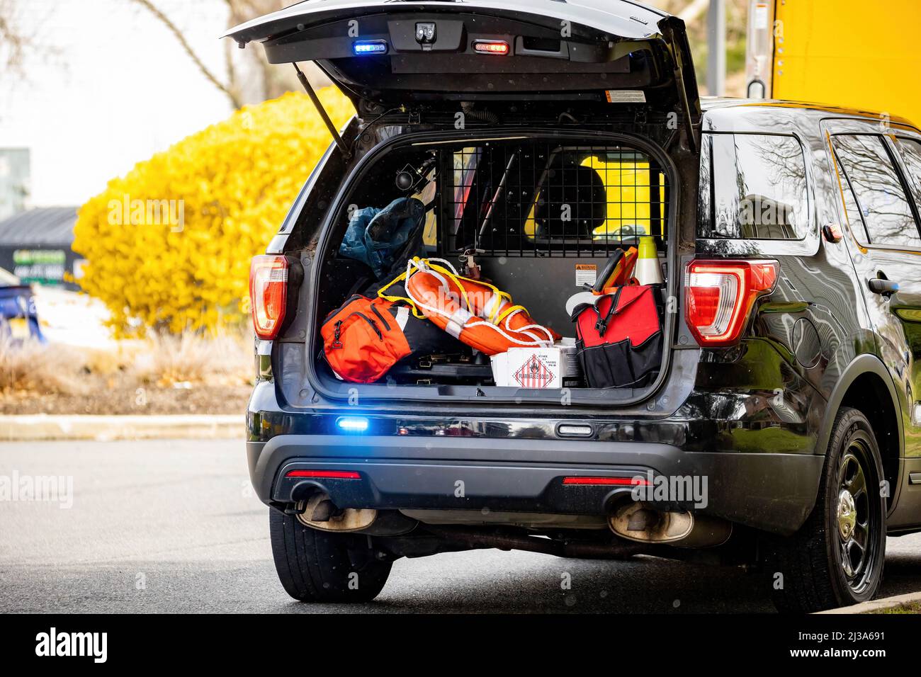Vano bagagli di soccorso pieno di accessori di sicurezza sulla strada Foto Stock