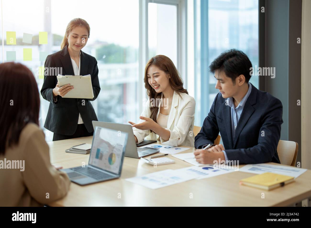 Gruppo di affari asiatici incontro e discutere con il nuovo progetto idea di avvio. Creative business People pianificazione strategia di analisi e brainstorm con Foto Stock