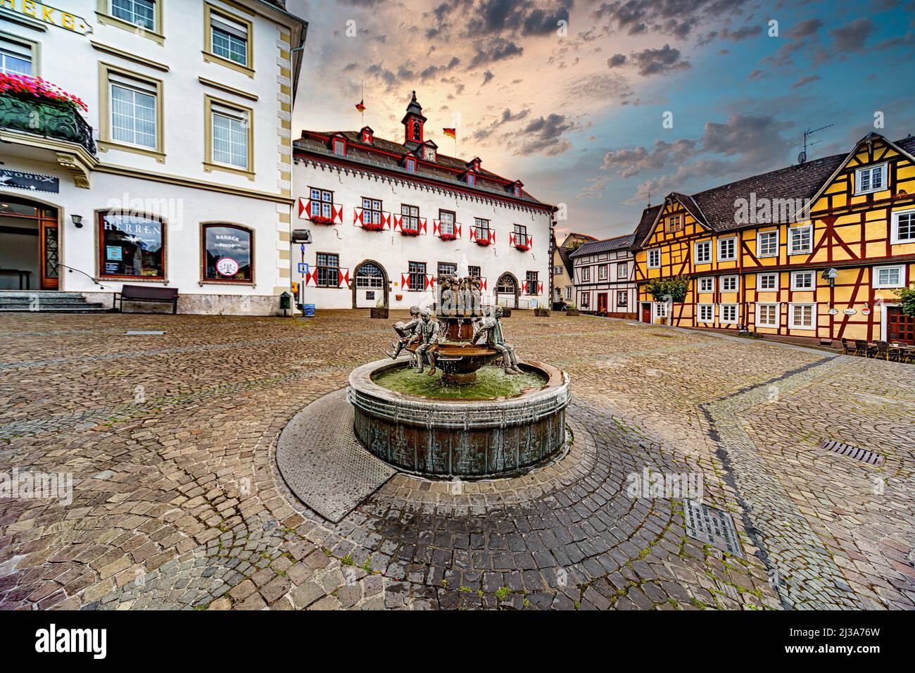Linz am Rhein, Germania - 31 luglio 2021: Fontana di rame nel mezzo del vecchio mercato con case a graticcio e il municipio in Th Foto Stock