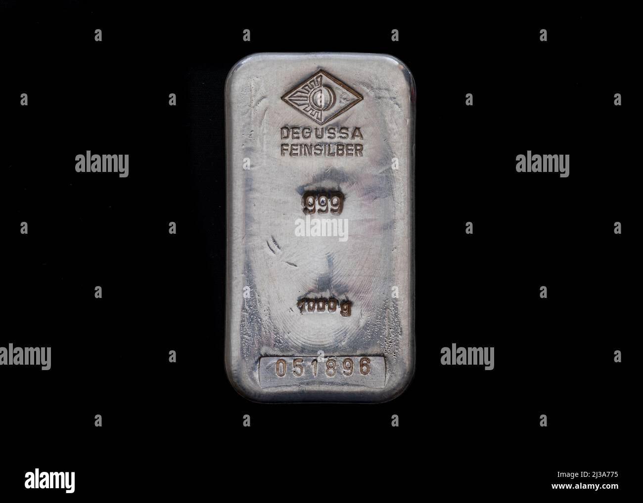Marienheide, Germania - 13 gennaio 2022: Vecchia barra d'argento da 1 kg della società Degussa. Foto Stock