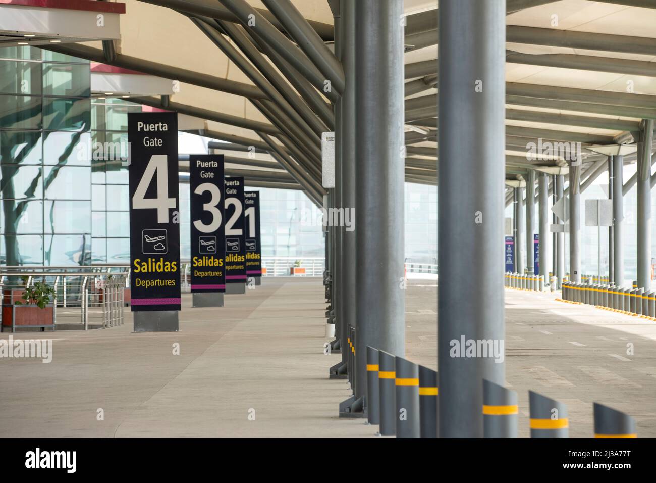 Accesso all'Aeroporto Internazionale di Felipe Angeles. Area partenze. Foto Stock