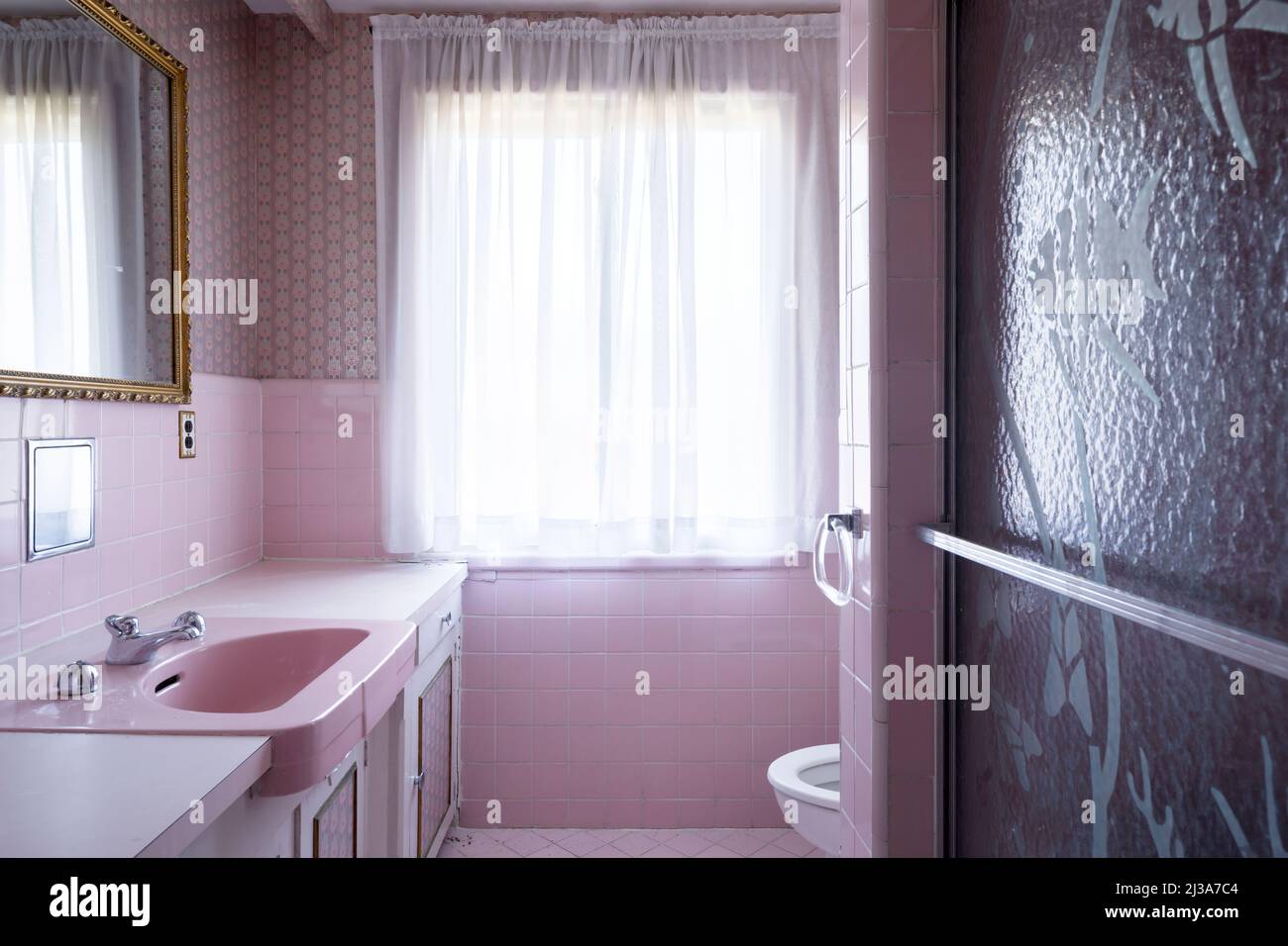 Un bagno retrò dal 1960s o 1970s con un tema rosa. Questa casa è stata da allora demolita. Foto Stock Un bagno retrò dal 1960s o 1970s con un tema rosa. Questa casa è stata da allora demolita. Foto Stock
