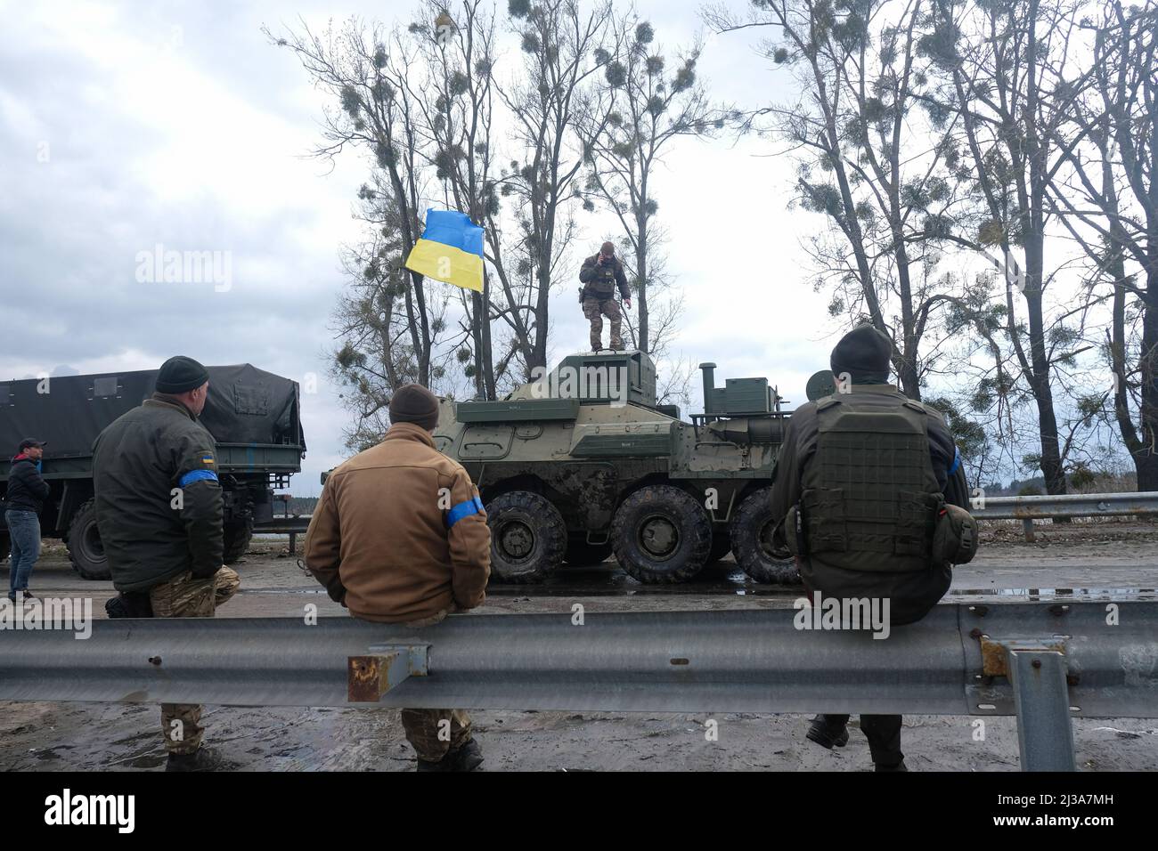 Kiev, Ucraina. 06th Apr 2022. Un soldato ucraino si erge sulla cima di un APC russo catturato che è stato tirato dal fiume Irpin vicino a Demydiv, Ucraina dopo l'occupazione russa del piccolo villaggio. Con il ritiro delle truppe russe dai villaggi che circondano Kiev, capitale ucraino, i civili che sono partiti tornano a casa a scene di distruzione e mancanza di calore, acqua ed elettricità. Credit: SOPA Images Limited/Alamy Live News Foto Stock