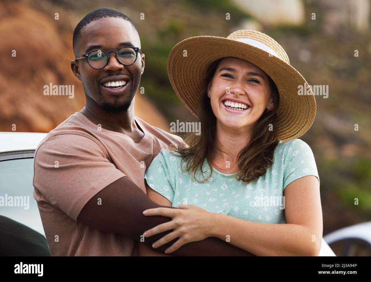 Insieme è il posto migliore sulla terra. Ritratto di una giovane coppia felice godendo di un viaggio romantico. Foto Stock