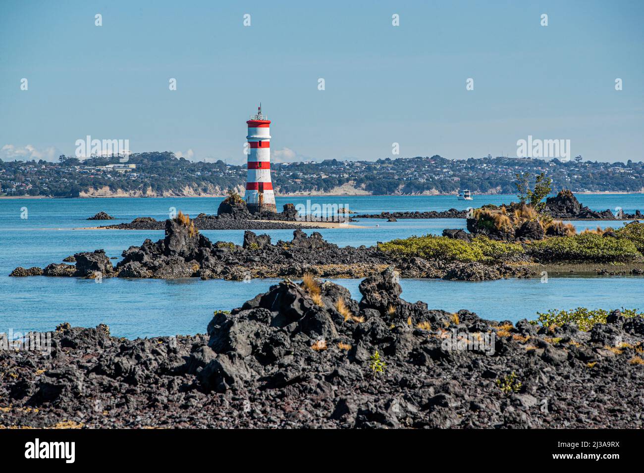 Faro sull'isola di Rangitoto, un'isola vulcanica nel Golfo di Hauraki vicino Auckland, Nuova Zelanda. Foto Stock