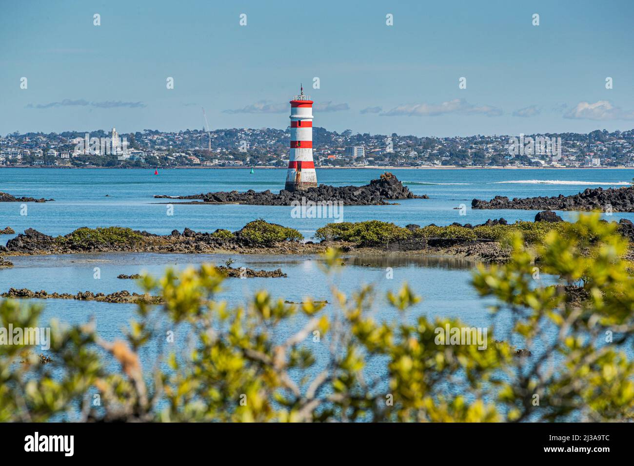 Faro sull'isola di Rangitoto, un'isola vulcanica nel Golfo di Hauraki vicino Auckland, Nuova Zelanda. Foto Stock