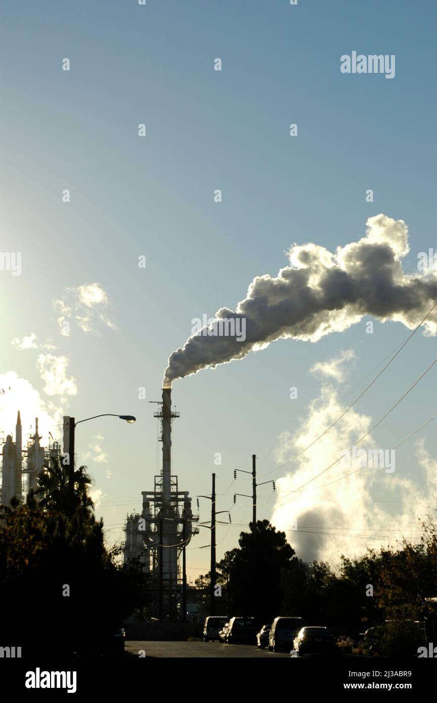 Raffineria di petrolio a El Paso Texas (Socorro, parte di El Paso) TX USA Stati Uniti fare gas e mettere il vapore in aria pulita nube Foto Stock