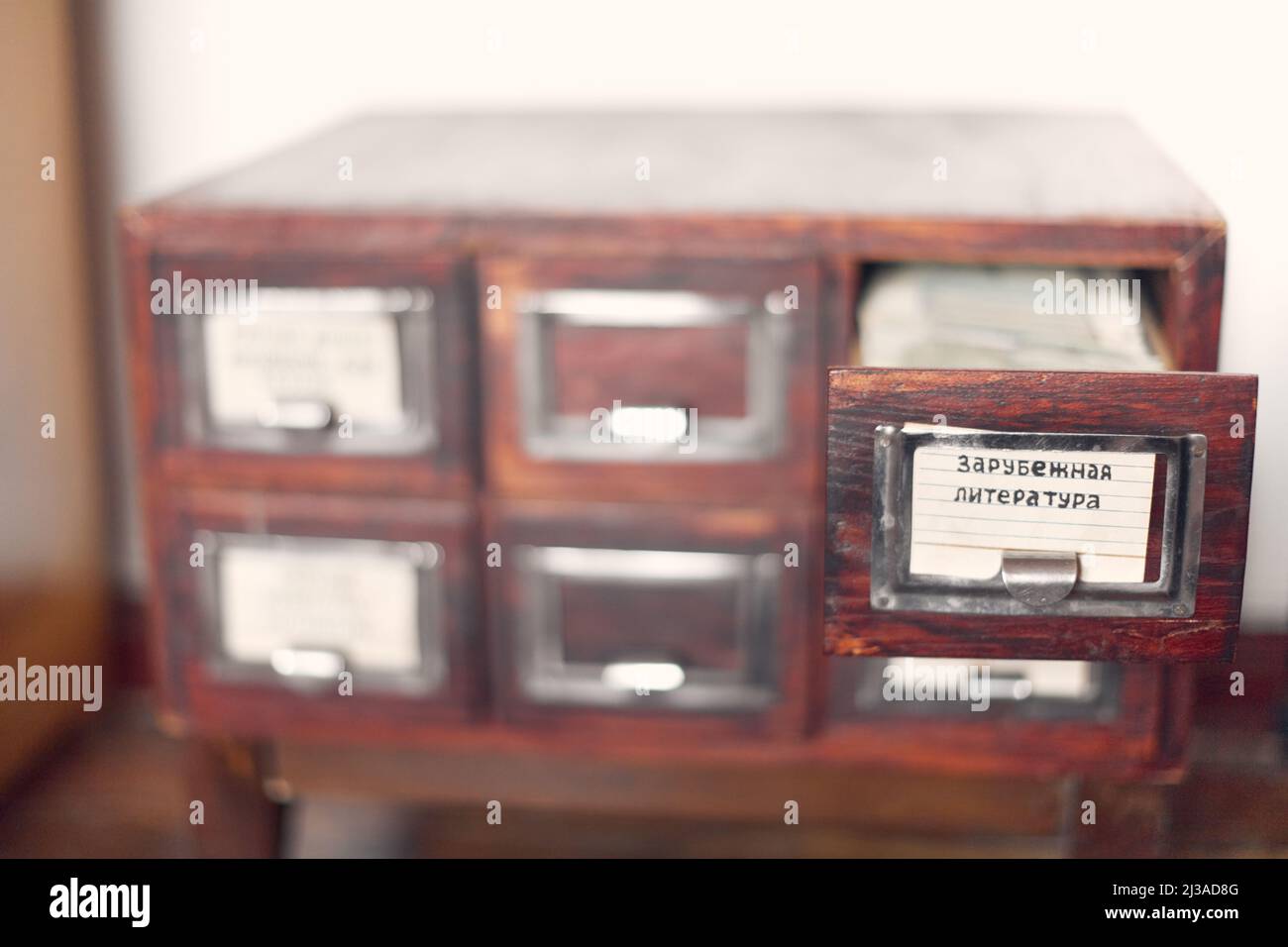 Schede del catalogo cartaceo. Il concetto di storage dei dati e le vecchie tecnologie. Traduzione - letteratura straniera. Vista frontale. Foto Stock