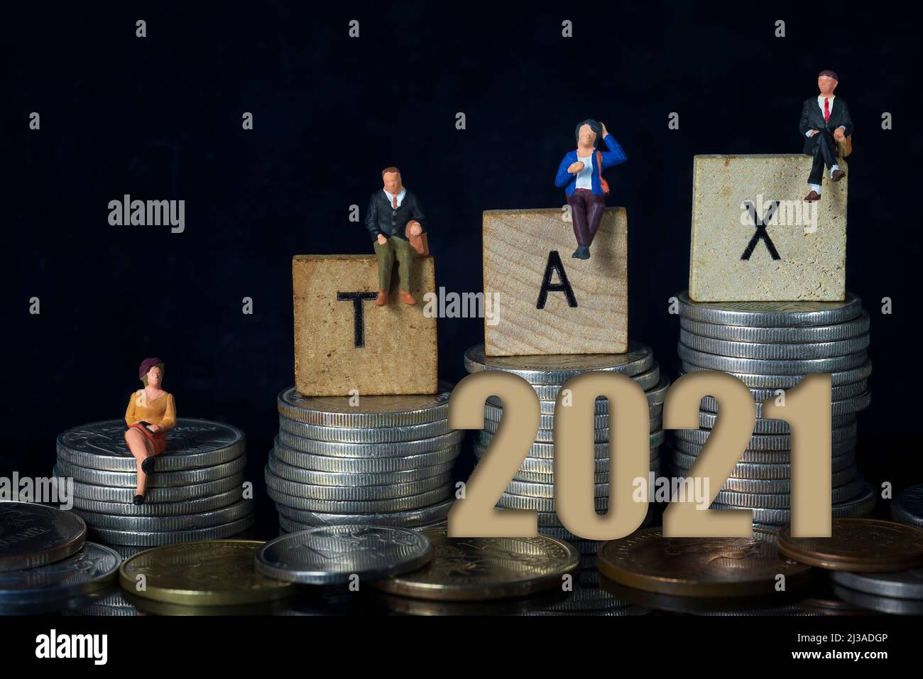 Concetto tassa 2021 pagamento. Analisi dei dati, documentazione, rapporto sulla ricerca finanziaria e calcolo della dichiarazione fiscale. Pagamento del debito. Governo, tasse statali. Foto Stock