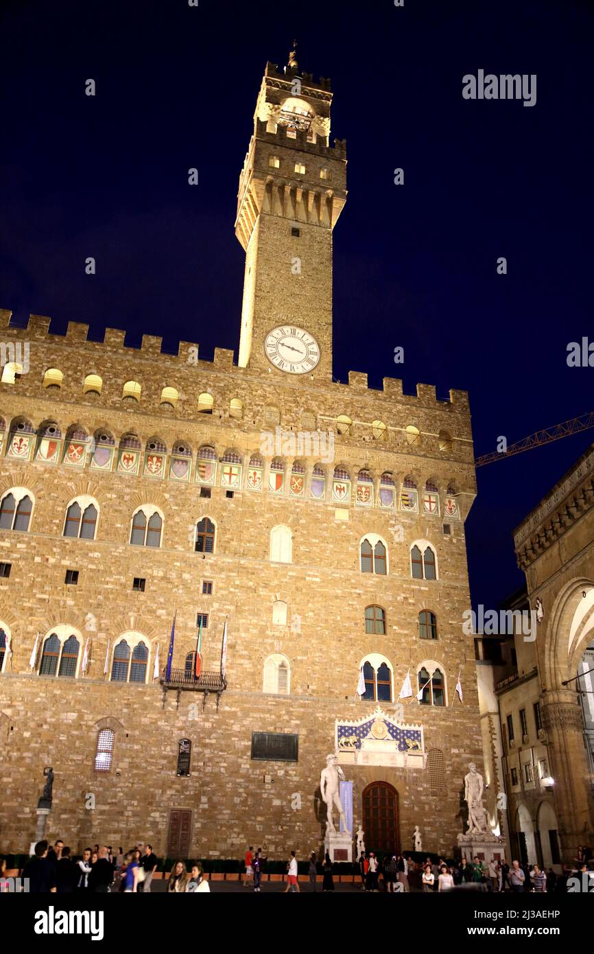 Piazza della Signoria di notte a Firenze Italia. Palazzo Vecchio e una replica della statua del David in background. Foto Stock