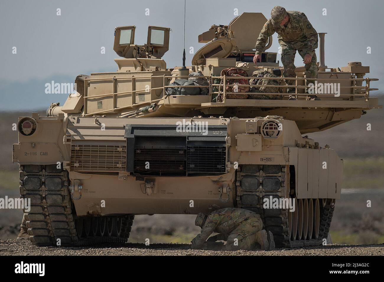 Dopo essere arrivati alle loro gamme assegnate A e B, gli equipaggi della Compagnia hanno iniziato a seguire i dettagli dei loro carri armati in preparazione alle qualifiche di gunnery. Il Battaglione di armi combinate della Guardia Nazionale dell'Idaho (2-116th) è stato sul campo nel centro di addestramento al combattimento di Orchard negli ultimi giorni di marzo. I soldati della CABINA 2-166th sono nelle fasi finali di preparazione per un prossimo impiego a supporto dell'operazione Spartan Shield. Foto Stock